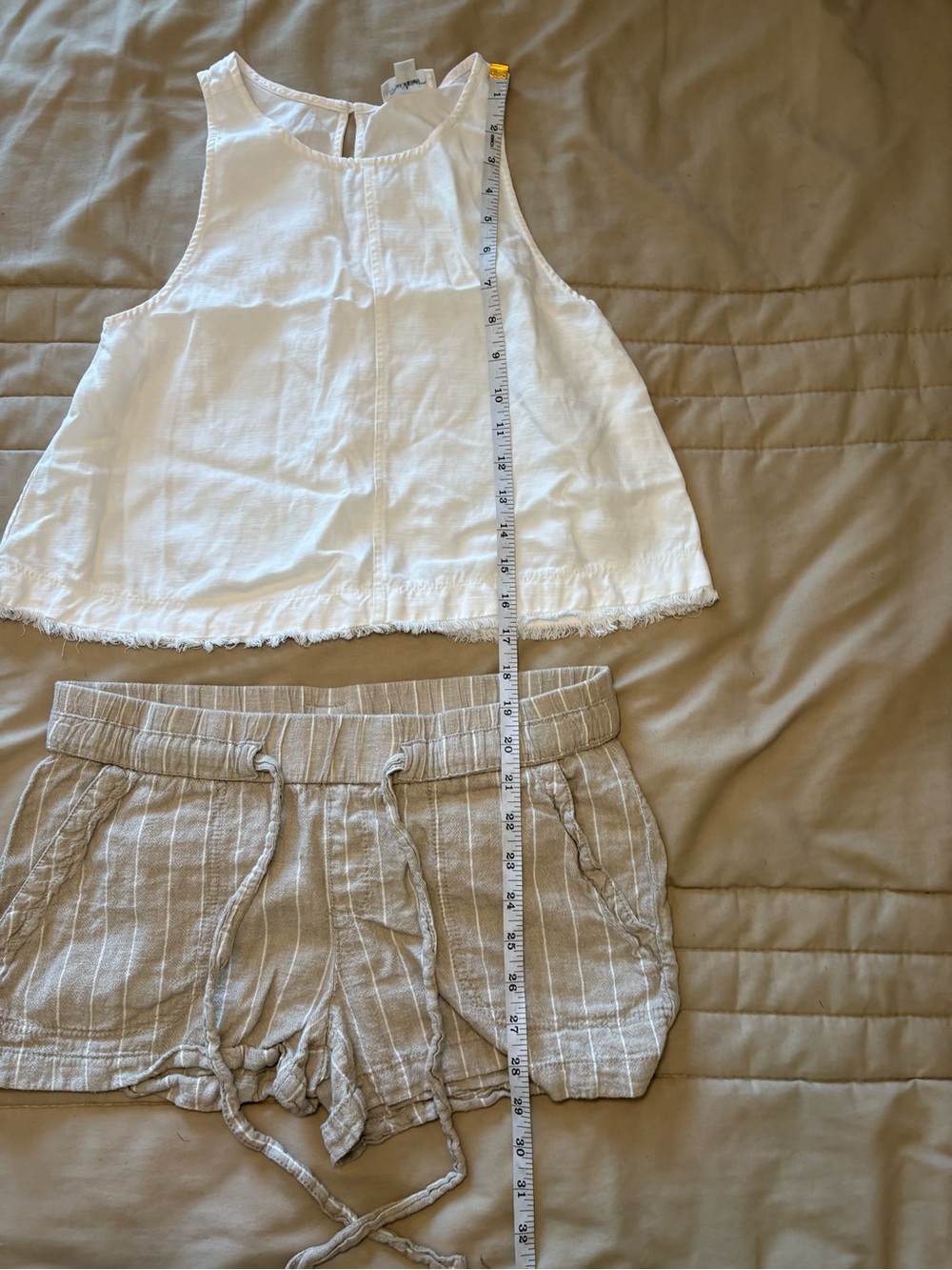 White Sleeveless Linen Crop Top and beige shorts set- lot of 2 items - Picture 6 of 7